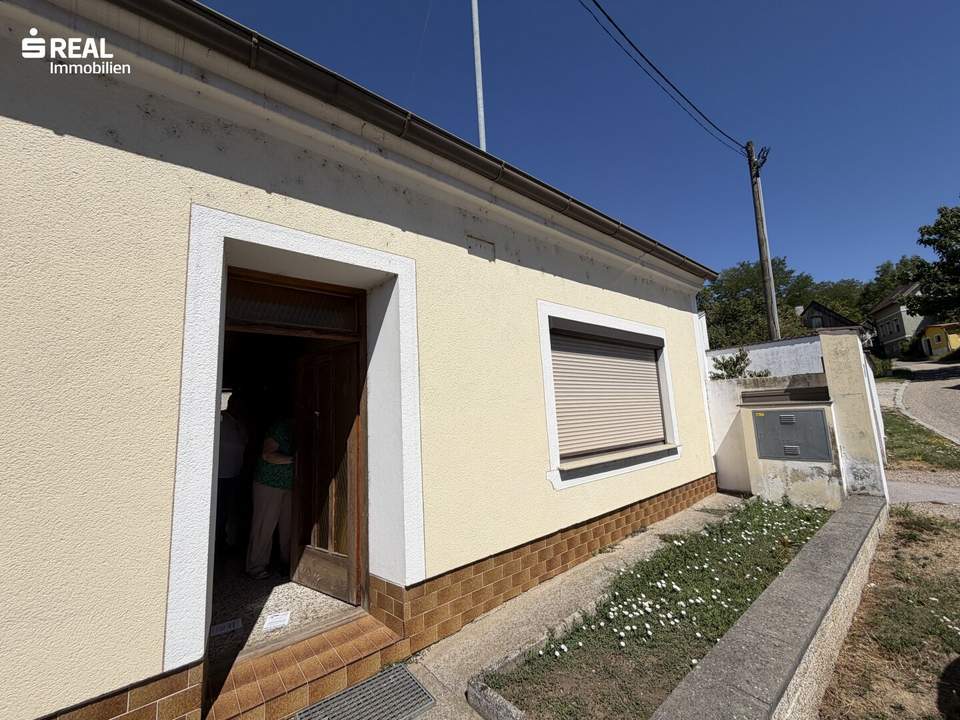 Haus in Loidesthal mit Terrasse, Garage und viel Potenzial zur Sanierung!