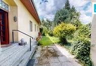Bauernhaus mit grünem Gartenidyll und Naturpool