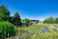 Exklusivität und Privatsphäre pur auf 2.610 m2 Grundfläche! Von der Terrasse in den Schwimmteich.