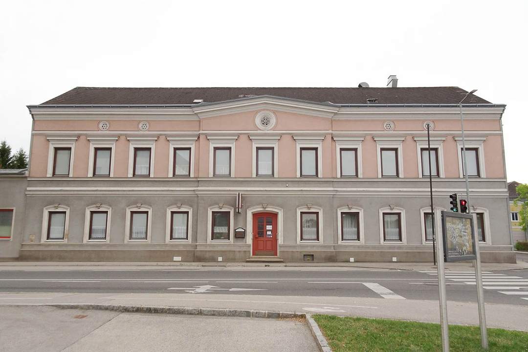 Bürgerwohnhaus mit 2.064 m² Grund in Zentrumslage und Gastronomie im gesamten Erdgeschoss sowie 250 m² Wohnfläche im Obergeschoss