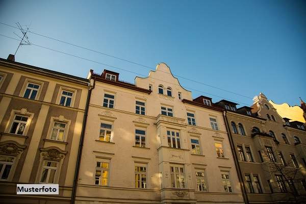 Denkmalgeschütztes Mehrfamilienhaus mit Balkonen