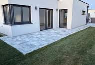 Hochmodernes Seehaus, Bungalow, 3 Zimmer, mit Garten und Terrasse, nur 4 Gehminuten vom Neufelder See entfernt