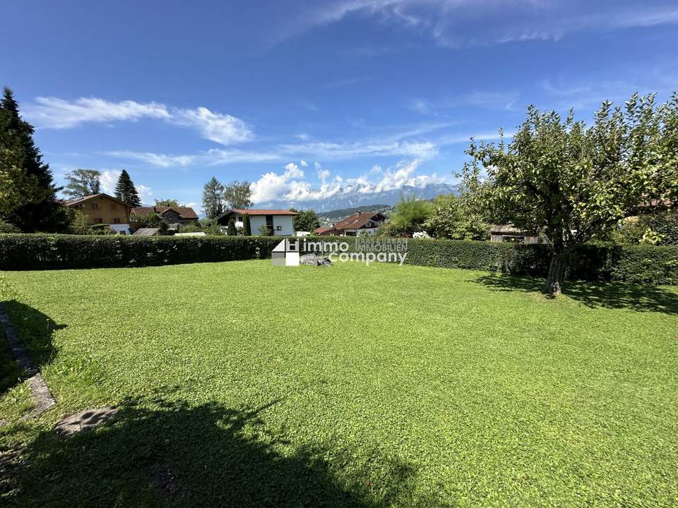 Baugrundstück, völlige Ruhelage, mitten im Grünen, Berg- u. Panorama-Blick, Feldkirch-Tisis, direkt ans Naherholungsgebiet grenzend, gigantische Sonnenuntergangs-Stimmung, in 6 Minuten per PKW ins Stadtzentrum Feldkirch, Bus-Station in 50 m.