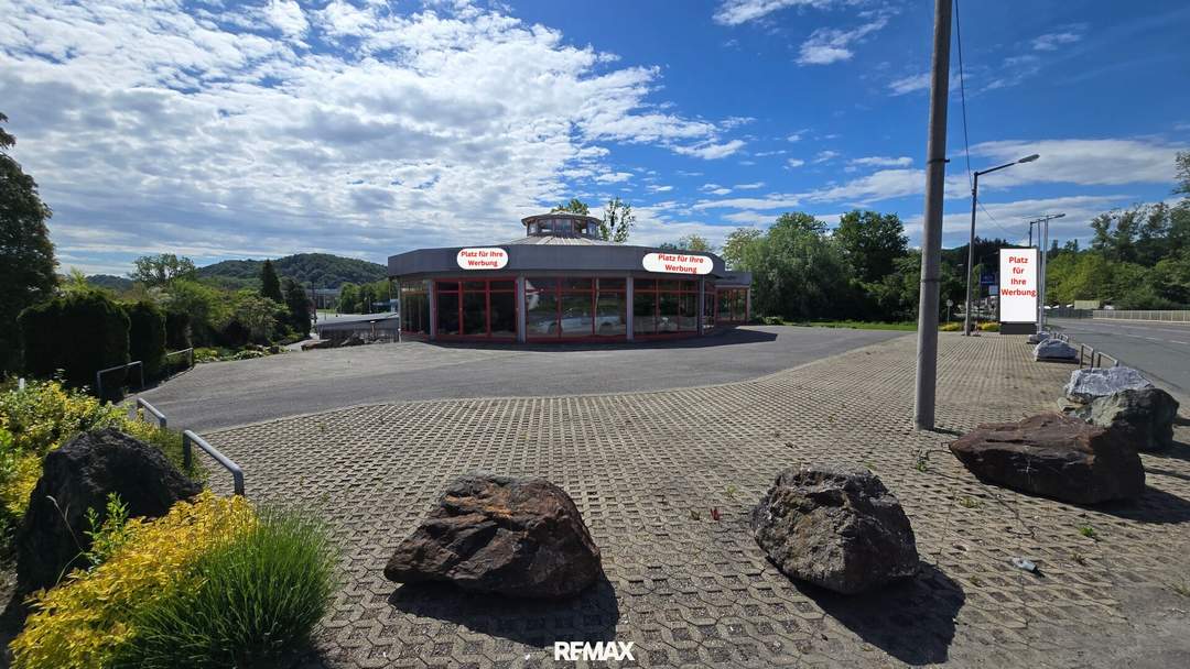 Flexible Gewerbefläche in Spielfeld – 330 m² Halle, 700 m² Freifläche, teilbar und bestens sichtbar