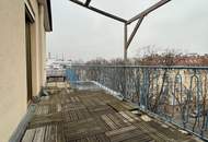 Direkt bei Schönbrunn! Kleine DG-Wohnung mit Terrasse und Gratisparkplatz!