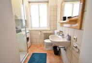 Voll möblierte Wohnung mit 3 Schlafzimmern, Küche und Parkplatz in zentraler Lage! WG tauglich!