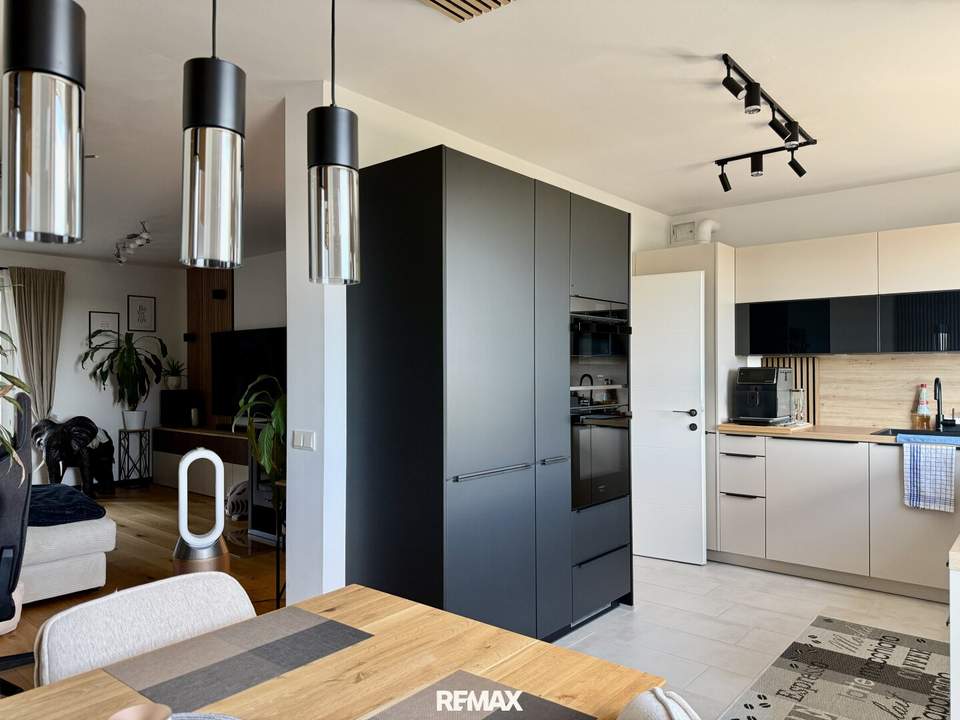 Hochwertig sanierte 3-Zimmer-Eigentumswohnung mit Loggia & Parkplatz!