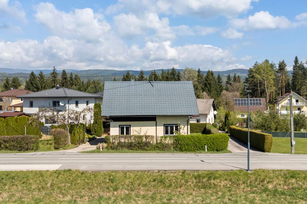 Wohnhaus mit Nebengebäude in zentraler Lage