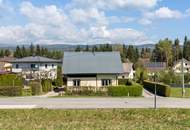 Wohnhaus mit Nebengebäude in zentraler Lage