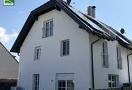 Elegant Wohnen im Grünen! Großzügige Doppelhaushälfte mit Terrassen, Garten und 2 Parkplätzen.