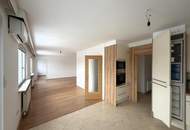 Klimatisierte Dachgeschosswohnung mit 4 Schlafzimmer und Garage // Air-conditioned attic apartment with 4 bedrooms and garage //