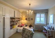 Eine Villa mit Wohnkultur, parkähnlichem Garten und Pool // A Villa of Distinction with Park-Like Garden and Pool //