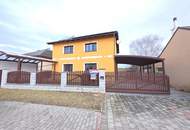 Gediegenes Stockhaus in grüner Umgebung