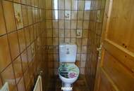 *ORTSRANDLAGE:* Wohnhaus mit sehr schönem, ebenen Garten und großzügigem Grundstück.