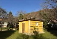 Sanierungsbedürftiges Mehrfamilienhaus mit großem Grundstück und hoher Bebauungsdichte