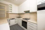 WIENER KLASSIK IM GÖTTWEIGERHOF: Topsanierte Altbauwohnung mit prachtvollem 70 m² großen Wohnsalon