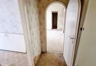 Wer nicht auf schlüsselfertig steht, ist hier richtig! 4-Zimmer Wohnung - Selbst Gestalten! Sanierungsbedürftige Altbauwohnung! U-Bahn ums Eck + Traumhaft renoviertes Altbauhaus + Optimalste Infrastruktur und Anbindung!