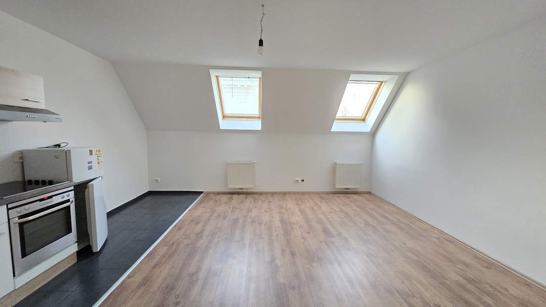 Schöne Dachgeschoß Wohnung, 1 Zimmer, U6 Nähe Lugner City