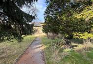 Attraktives Baugrundstück mit sanierungsbedürftigem Haus – Perfekt für Bauträger