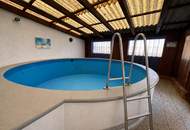***Schmuckes Einfamilienhaus in ruhiger Siedlungslage – Pool, Sauna, Werkstatt & großes Nebengebäude***