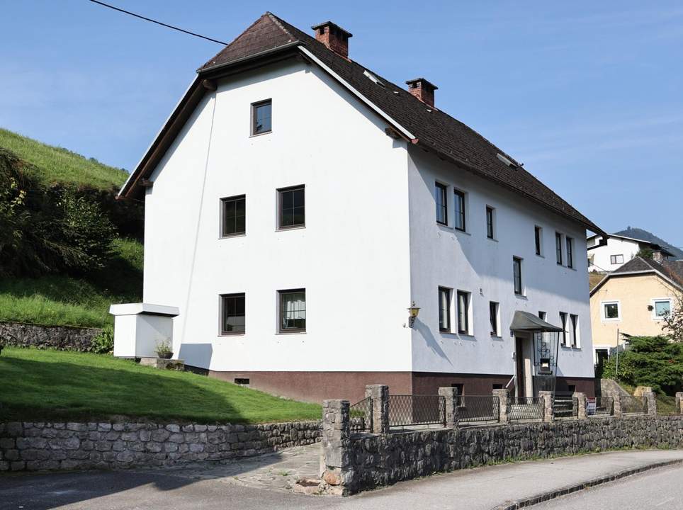 Ein-/Zwei- oder Mehrfamilienhaus zum Innenrenovieren auf 1.343 m² Grund mit Garage und Abstellplätze
