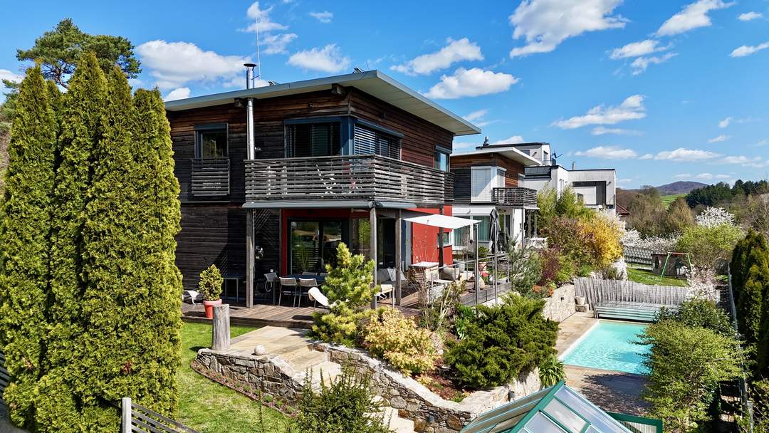 Unverbaubare Aussicht I hochwertige Poolanlage I eigener Saunabereich I Luftwärmepumpe Fußbodenheizung I