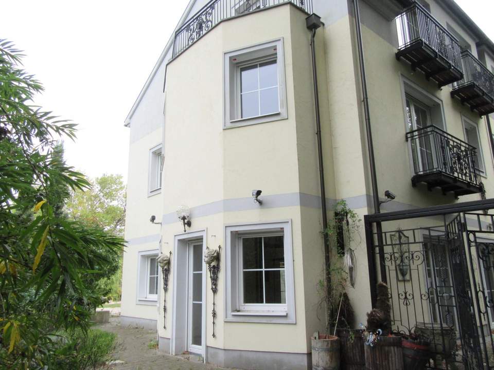 REPRÄSENTATIVE VILLA MIT BLICK IN DEN SCHLOSSPARK