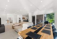 Elegantes Wohnen im Grünen! Neuwertiges Dreifamilienhaus in erhöhter Ruhelage