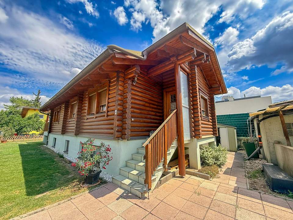 Chalet-Feeling mitten in Donaufeld - Naturstamm-Blockhaus mit Sauna, Kamin und Garten