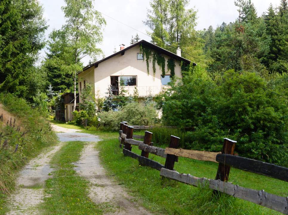 Wohnhaus mit 2 Wohneinheiten in idyllischer, ruhiger Lage