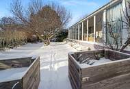 "Ankommen am Promenadenweg: Bungalow im Grünen – nahe Wien mit Potential"