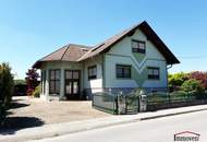 Ortsrand und Ruhelage - Hochwertige Landvilla mit großem Pool! Einfach Koffer packen und einziehen!