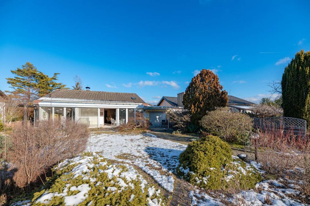 Doppelte Parzelle in Ruhelage: Gepflegter Bungalow mit Wintergarten und Doppelgarage auf einer Doppelparzelle