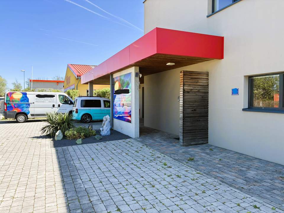 Modernes Bürogebäude mit Wohnnutzung und Pool Nähe Eisenstadt und Rust/See