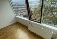 **ZENTRALE DACHGESCHOSSWOHNUNG INKL. TERRASSE**INNENHOFLAGE**2 ZIMMER**EINBAUKÜCHE**Ecke Naschmarkt