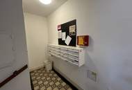 UNBEFRISTET - helle 2,5-Zimmer Dachgeschosswohnung mit Wohnküche, Schrankraum, 26 m2 Dachterrasse und Kellerabteil nahe Schönbrunn