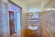 Renovierungsbedürftige Garconniere mit Autoabstellplatz