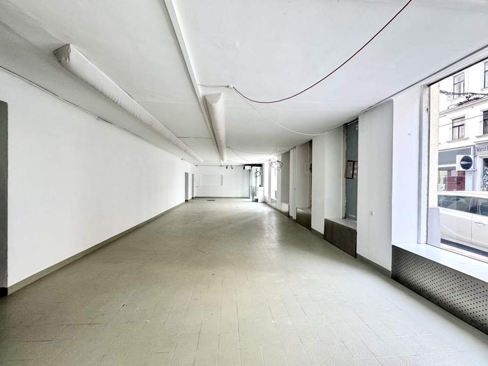 Straßenseitiges Geschäftslokal mit großen Fensterflächen! Individuell zu gestalten! Ideal für Pilates, Yoga, Atelier etc.