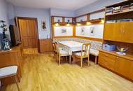 TOPGELEGENHEIT! EIGENHEIM MIT POTENTIAL, 113 m2 Neubau mit Loggia, 4 Zimmer, Küche, 2 Bäder, teilmöbliert, 3. Liftstock, Enkplatz