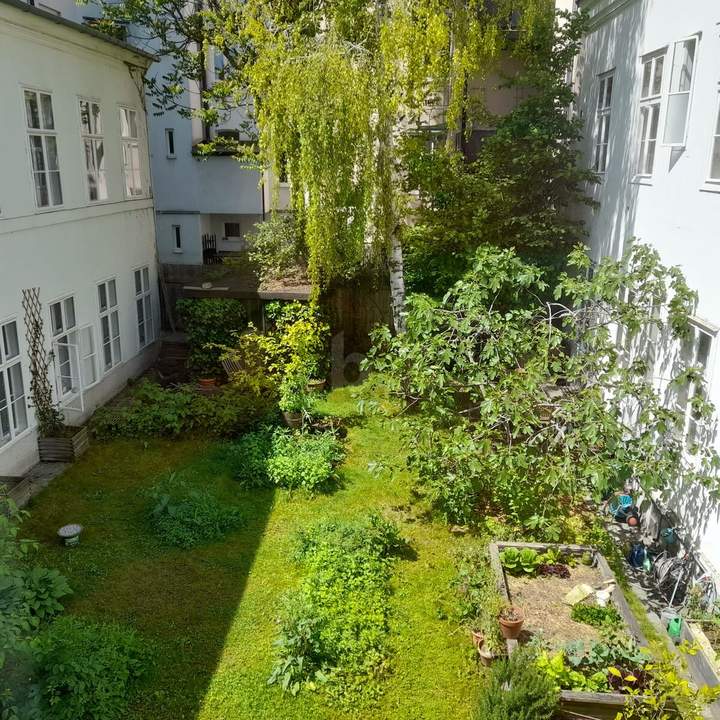 MIT EINBAUKÜCHE UND GRÜNBLICK