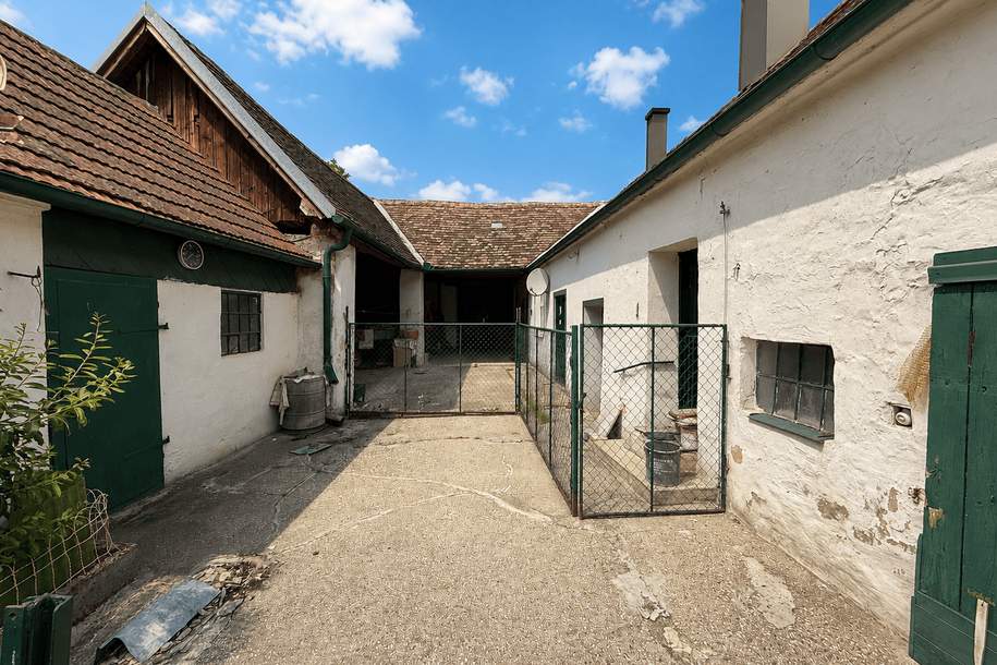 Sanierungsbedürftiges Bauernhaus, mit alten Stallungen und einem offenen Stadl, am Dorfplatz!, Haus-kauf, 89.000,€, 2070 Hollabrunn