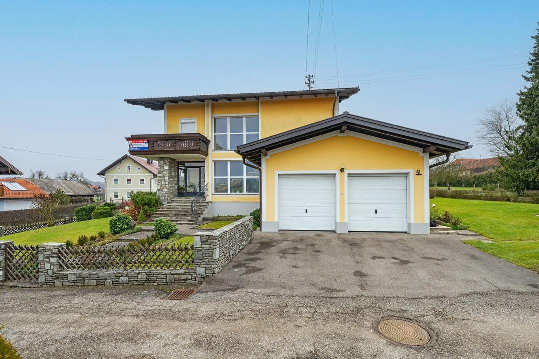Individuelle Wohnkonzepte schaffen: Einfamilienhaus mit sonnigem Grundstück und Doppelgarage