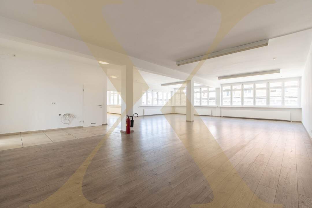 Lichtdurchflutete Bürofläche mit Schulungsraum in der Linzer Innenstadt zu vermieten!