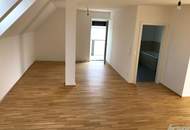 Zweigeschossige Dachgeschosswohnung mit großzügiger Wohnküche, Terrasse & Galerie in zentraler Lage