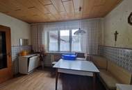 GROSSZÜGIGES LANDHAUS MIT GESCHLOSSENEM INNENHOF, WERKSTATT UND NEBENGEBÄUDEN IN PARADIESISCHER GRÜNRUHELAGE MIT MÖGLICHKEIT AUF STADEL UND KLEINE LANDWIRTSCHAFTLICHE FLÄCHE