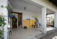 Solides Einfamilienhaus mit 3 Zimmer, Terrasse, großer Garten und 2 Garagen und Nebengebäude