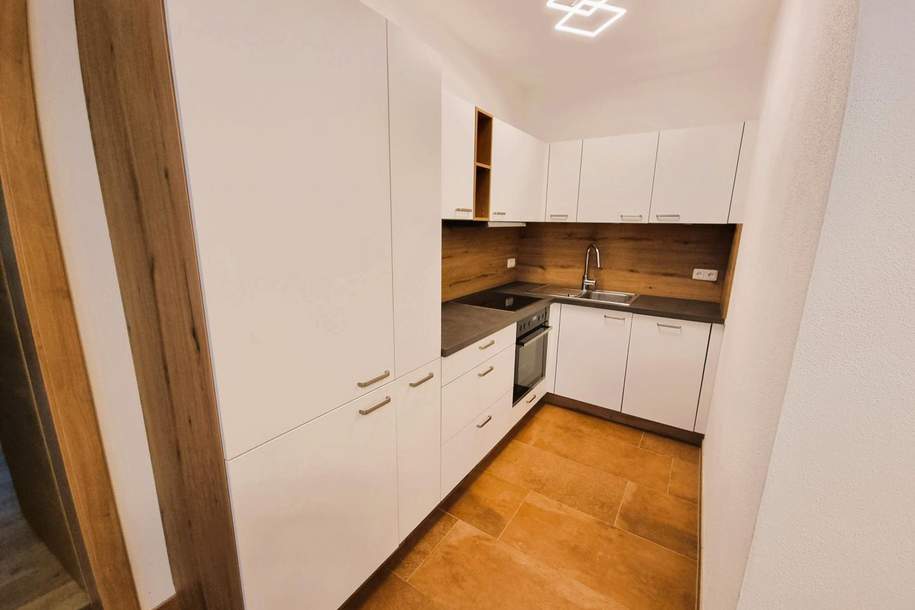 Neuwertige 2-Zimmer-Dachgeschosswohnung mit Balkon und Fernblick, Wohnung-miete, 946,00,€, 5302 Salzburg-Umgebung