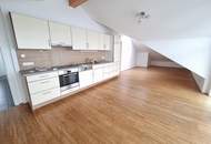 Ideal für Singles oder Paare – neuwertige Mansardenwohnung mit Balkon und Carport