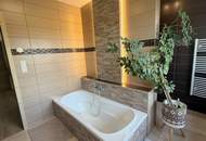 Modernes Einfamilienhaus mit großzügiger Terrasse und Doppelgarage
