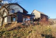 Teilsaniertes Einfamilienhaus mit großzügigem Nebengebäude